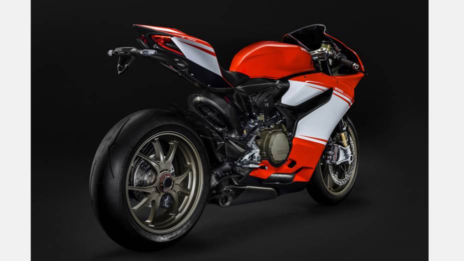 Modelo custará R$ 280 mil | <a href="https://gutenberg.quatrorodas.abril.com.br/moto/noticias/ducati-revela-nova-1199-superleggera-757832.shtml" rel="migration">Leia mais</a>