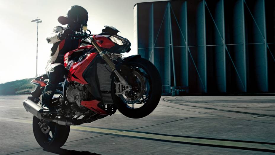 BMW lança naked S 1000 R 2014 | <a href="https://gutenberg.quatrorodas.abril.com.br/moto/noticias/bmw-lanca-naked-s-1000-r-2014-759362.shtml" rel="migration">Leia mais</a>