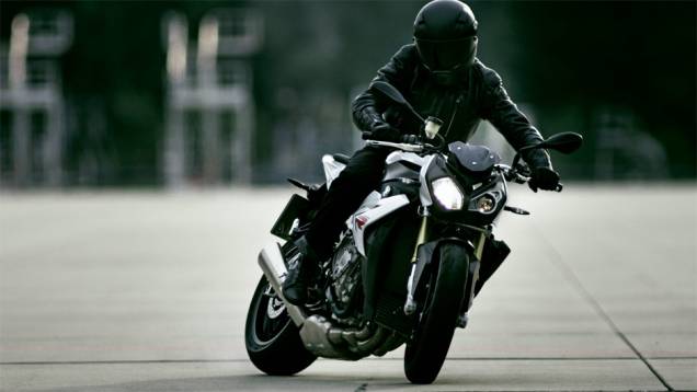 Motocicleta está equipada com o mesmo motor da superesportiva S 1000 RR | <a href="https://gutenberg.quatrorodas.abril.com.br/moto/noticias/bmw-lanca-naked-s-1000-r-2014-759362.shtml" rel="migration">Leia mais</a> Motocicleta está equipada com o mesmo motor da superesportiva S 1000 RR | <a href="https://gutenberg.quatrorodas.abril.com.br/moto/noticias/bmw-lanca-naked-s-1000-r-2014-759362.shtml" rel="migration">Leia mais</a>