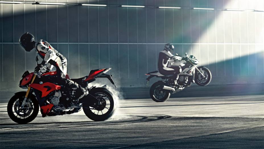 A S 1000 R entrega 160 cavalos de potência a 10.000 rpm | <a href="https://gutenberg.quatrorodas.abril.com.br/moto/noticias/bmw-lanca-naked-s-1000-r-2014-759362.shtml" rel="migration">Leia mais</a>