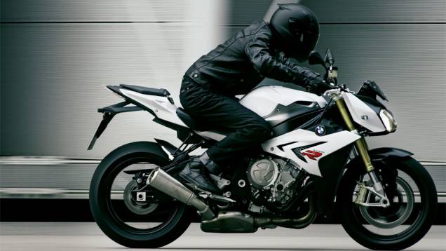 Seu torque máximo é de 11,42 mkgf a 9.500 rpm | <a href="https://gutenberg.quatrorodas.abril.com.br/moto/noticias/bmw-lanca-naked-s-1000-r-2014-759362.shtml" rel="migration">Leia mais</a> Seu torque máximo é de 11,42 mkgf a 9.500 rpm | <a href="https://gutenberg.quatrorodas.abril.com.br/moto/noticias/bmw-lanca-naked-s-1000-r-2014-759362.shtml" rel="migration">Leia mais</a>