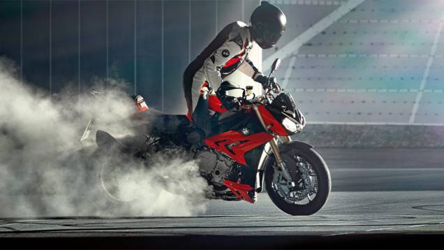 A nova naked musculosa da BMW tem tecnologia de sobra | <a href="https://gutenberg.quatrorodas.abril.com.br/moto/noticias/bmw-lanca-naked-s-1000-r-2014-759362.shtml" rel="migration">Leia mais</a> A nova naked musculosa da BMW tem tecnologia de sobra | <a href="https://gutenberg.quatrorodas.abril.com.br/moto/noticias/bmw-lanca-naked-s-1000-r-2014-759362.shtml" rel="migration">Leia mais</a>