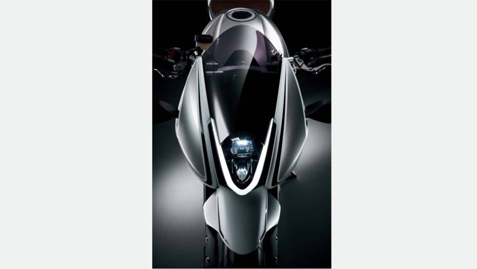 Segundo a fabricante japonesa, esse conjunto entrega por volta de 100 cavalos de pot&ecirc;ncia a 8.000 rpm | <a href="https://gutenberg.quatrorodas.abril.com.br/moto/noticias/suzuki-mostra-recursion-concept-761664.shtml" rel="migration">Leia mais</a>