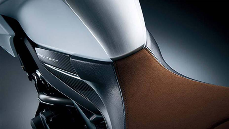 Detalhe do assento | <a href="https://gutenberg.quatrorodas.abril.com.br/moto/noticias/suzuki-mostra-recursion-concept-761664.shtml" rel="migration">Leia mais</a>