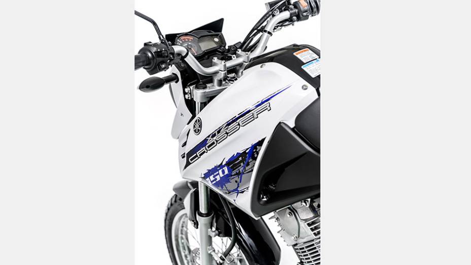 Com um design bastante arrojado e agressivo para seu porte, a Crosser 150 está disponível nas cores laranja, cinza grafite e branca | <a href="https://gutenberg.quatrorodas.abril.com.br/moto/noticias/yamaha-lanca-crosser-150-r-9-050-00-773044.shtml" rel="migration">Leia mais</a>