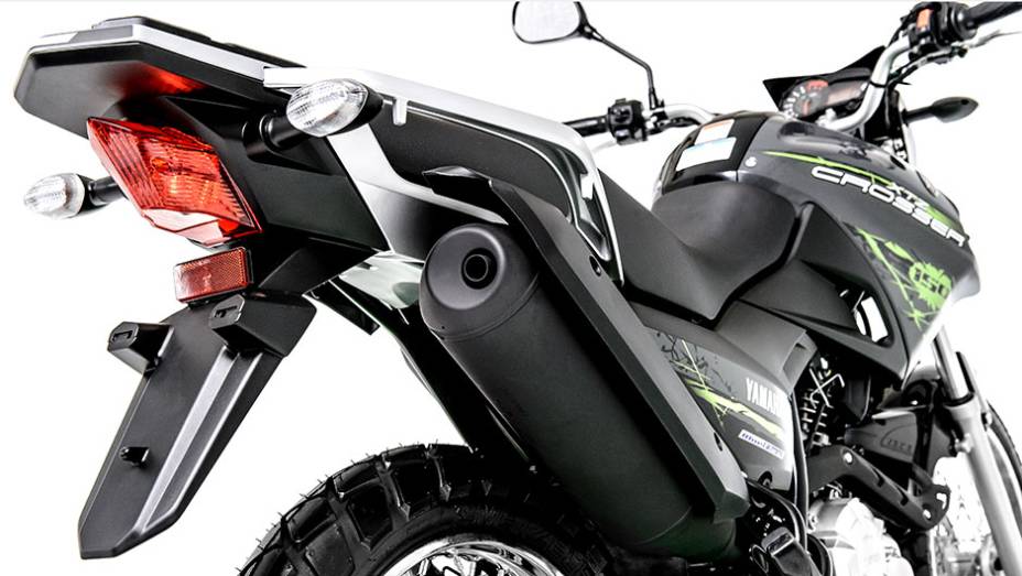 Detalhe da rabeta e do escapamento | <a href="https://gutenberg.quatrorodas.abril.com.br/moto/noticias/yamaha-lanca-crosser-150-r-9-050-00-773044.shtml" rel="migration">Leia mais</a>