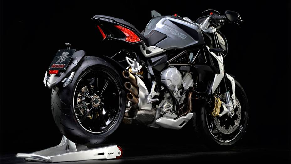 Modelo custará 13 490 euros na Itália | <a href="https://gutenberg.quatrorodas.abril.com.br/moto/noticias/mv-agusta-lanca-brutale-800-dragster-773077.shtml" rel="migration">Leia mais</a>