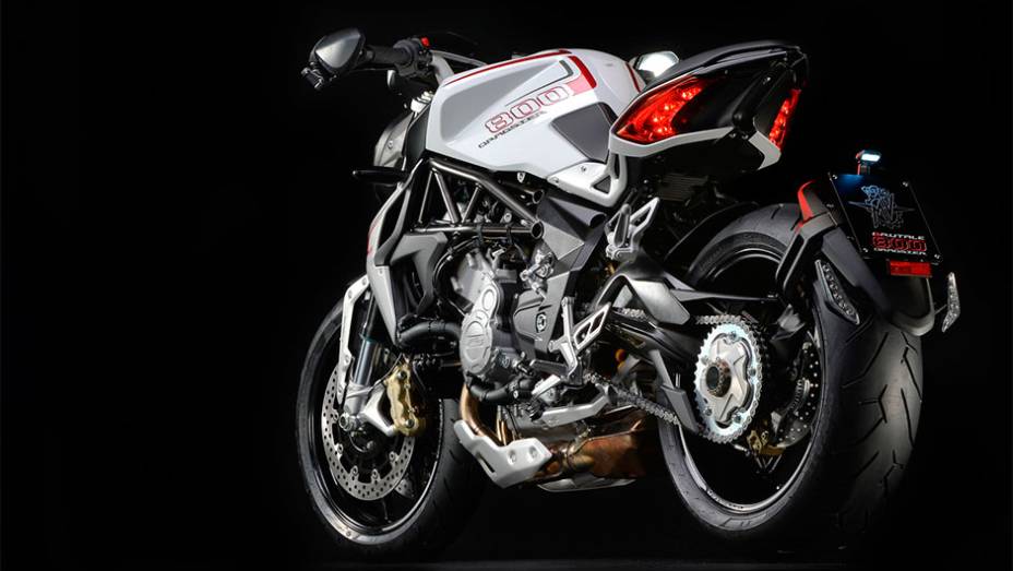 O modelo conta com uma traseira bastante peculiar e chamativa, devido ao pneu de 200 mm de largura | <a href="https://gutenberg.quatrorodas.abril.com.br/moto/noticias/mv-agusta-lanca-brutale-800-dragster-773077.shtml" rel="migration">Leia mais</a>