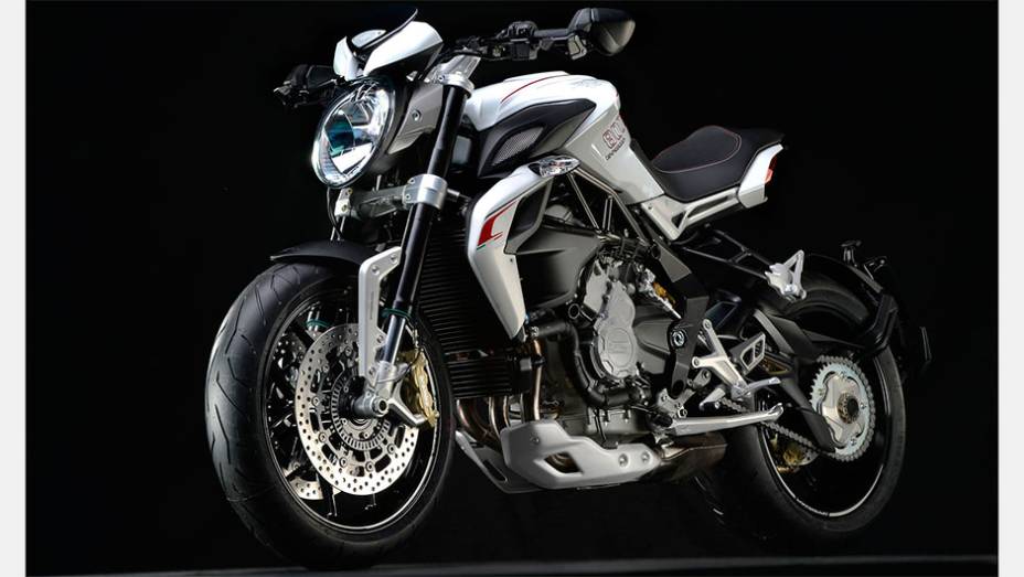 Torque máximo é de 8,26 mkgf a 8.600 rpm | <a href="https://gutenberg.quatrorodas.abril.com.br/moto/noticias/mv-agusta-lanca-brutale-800-dragster-773077.shtml" rel="migration">Leia mais</a>