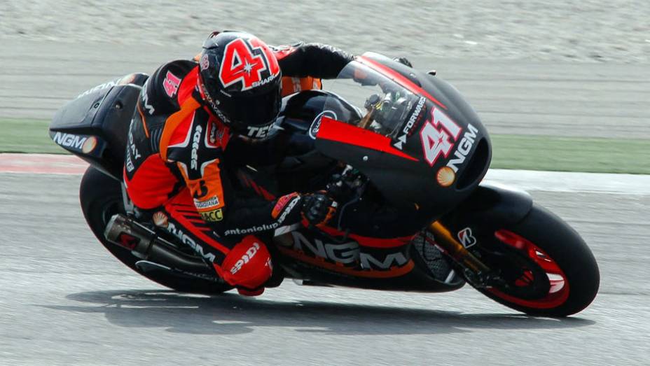Aleix Espargaró foi o dono do quarto melhor tempo nesta sexta (28) | <a href="https://gutenberg.quatrorodas.abril.com.br/moto/noticias/motogp-rossi-pedrosa-sao-mais-rapidos-sepang-775026.shtml" rel="migration">Leia mais</a>