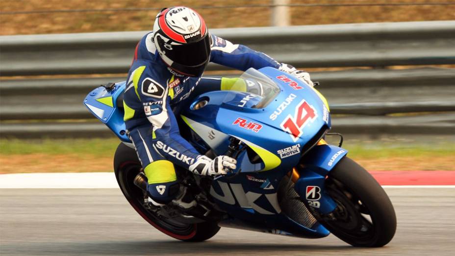 Randy de Puniet, testando pela equipe Team Suzuki MotoGP, foi o 12º melhor | <a href="https://gutenberg.quatrorodas.abril.com.br/moto/noticias/motogp-rossi-pedrosa-sao-mais-rapidos-sepang-775026.shtml" rel="migration">Leia mais</a>