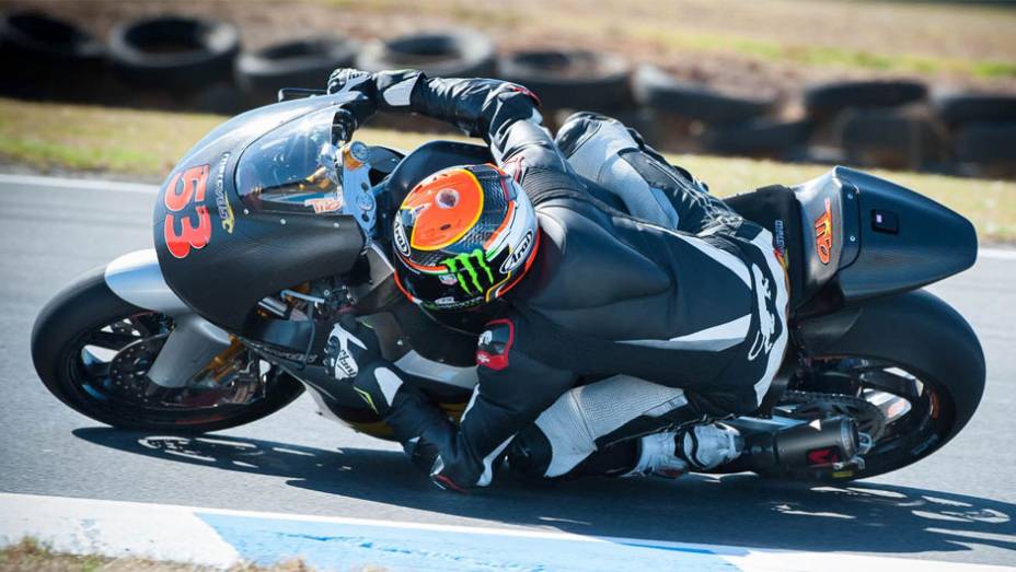 Esteve "Tito" Rabat foi o melhor da categoria Moto2, sexto em geral | <a href="https://gutenberg.quatrorodas.abril.com.br/moto/noticias/motogp-lorenzo-domina-dia-australia-775379.shtml" rel="migration">Leia mais</a>