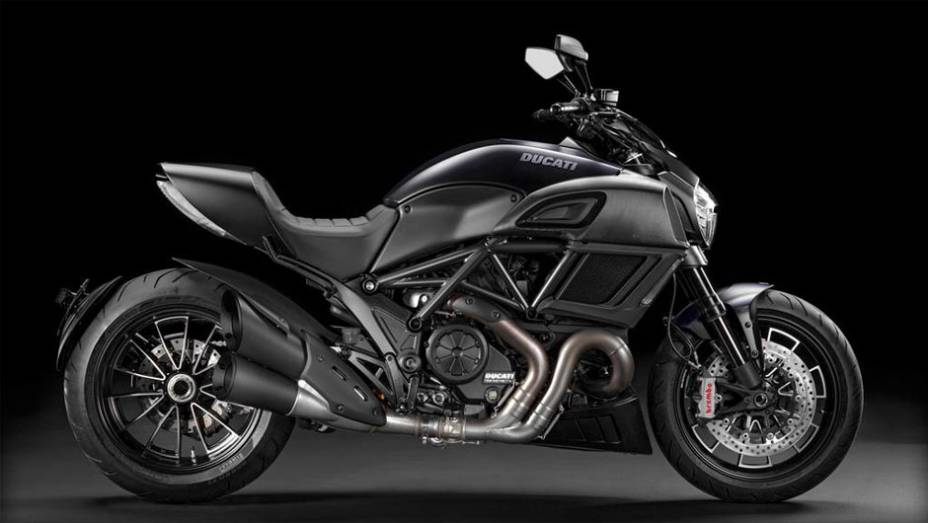 Moto conta com novas rodas de liga leve Marchesini de nove raios | <a href="https://gutenberg.quatrorodas.abril.com.br/moto/noticias/ducati-apresenta-diavel-reestilizada-775578.shtml" rel="migration">Leia mais</a>