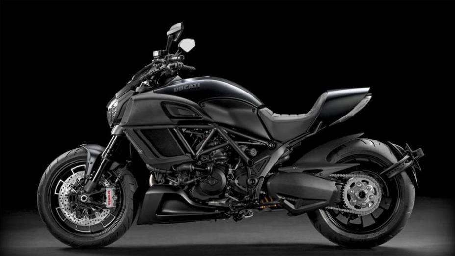 A Ducati Diavel 2014 conta com garfo Marzocchi de 50 mm, freios a disco com pinças Brembo monobloco e ABS Bosch 9MP como itens padrão | <a href="https://gutenberg.quatrorodas.abril.com.br/moto/noticias/ducati-apresenta-diavel-reestilizada-775578.shtml" rel="migration">Leia mais</a>