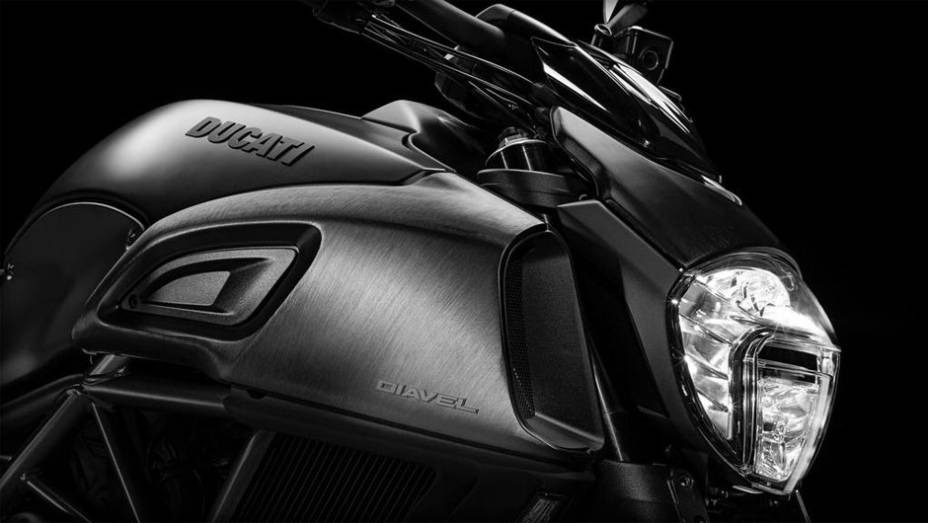 Detalhe dos novos faróis em LED | <a href="https://gutenberg.quatrorodas.abril.com.br/moto/noticias/ducati-apresenta-diavel-reestilizada-775578.shtml" rel="migration">Leia mais</a>