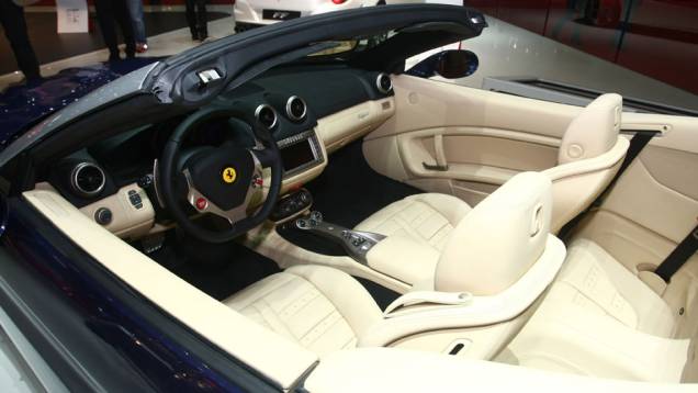 Ferrari California T | <a href="https://gutenberg.quatrorodas.abril.com.br/noticias/saloes/genebra-2014/ferrari-apresenta-california-t-773120.shtml" rel="migration">Leia mais</a>| <a href="https://gutenberg.quatrorodas.abril.com.br/galerias/saloes/genebra/2014/direto-genebra-parte-1-775644.sht" rel="migration"></a> Ferrari California T | <a href="https://gutenberg.quatrorodas.abril.com.br/noticias/saloes/genebra-2014/ferrari-apresenta-california-t-773120.shtml" rel="migration">Leia mais</a>| <a href="https://gutenberg.quatrorodas.abril.com.br/galerias/saloes/genebra/2014/direto-genebra-parte-1-775644.sht" rel="migration"></a>