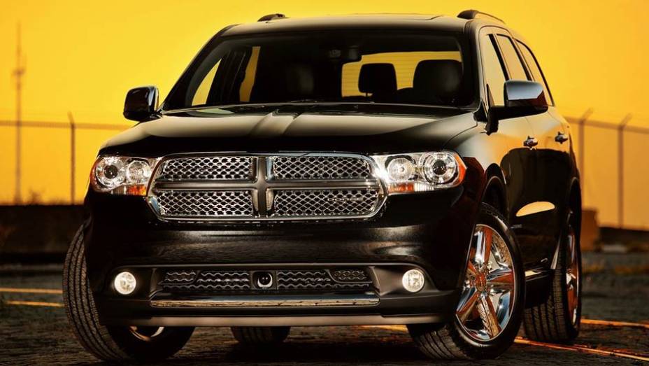 A tradicional grade frontal em desenho de cruz deixa claro que ele &eacute; um Dodge | <a href="https://gutenberg.quatrorodas.abril.com.br/carros/lancamentos//dodge-durango-736268.shtml" rel="migration">Leia mais</a>