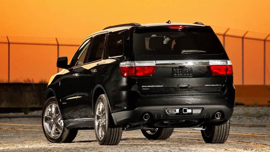 O Durango ser&aacute; vendido aqui em duas vers&otilde;es (Crew e Citadel), ambas bem equipadas | <a href="https://gutenberg.quatrorodas.abril.com.br/carros/lancamentos//dodge-durango-736268.shtml" rel="migration">Leia mais</a>