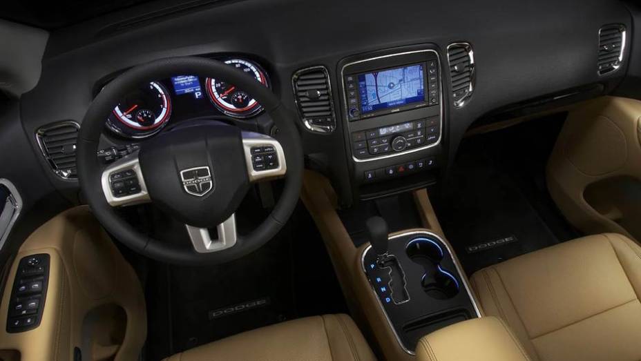 Por dentro, acabamento de boa qualidade e muitos equipamentos, incluindo DVD e ar-condicionado com tr&ecirc;s zonas de temperatura | <a href="https://gutenberg.quatrorodas.abril.com.br/carros/lancamentos//dodge-durango-736268.shtml" rel="migration">Leia mais</a>