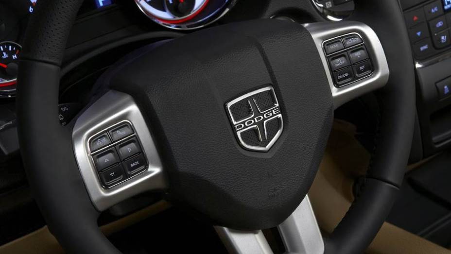 Comandos de som no volante s&atilde;o de s&eacute;rie, mas falta um GPS; pre&ccedil;os do Durango come&ccedil;am em R$ 179.900 | <a href="https://gutenberg.quatrorodas.abril.com.br/carros/lancamentos//dodge-durango-736268.shtml" rel="migration">Leia mais</a>