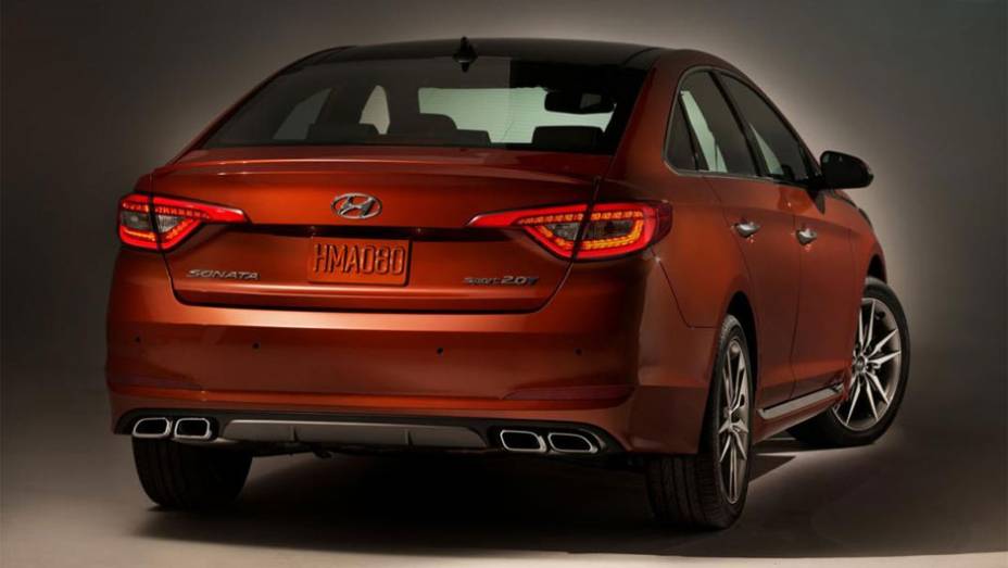 Modelo começará a ser vendido em junho nos EUA| <a href="https://gutenberg.quatrorodas.abril.com.br/noticias/saloes/new-york-2014/hyundai-revela-sonata-2015-nova-york-779988.shtml" rel="migration">Leia mais</a>