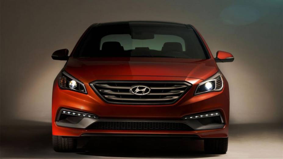 O carro apresenta um novo painel frontal, uma grade revista e um acabamento cromado adicional | <a href="https://gutenberg.quatrorodas.abril.com.br/noticias/saloes/new-york-2014/hyundai-revela-sonata-2015-nova-york-779988.shtml" rel="migration">Leia mais</a>