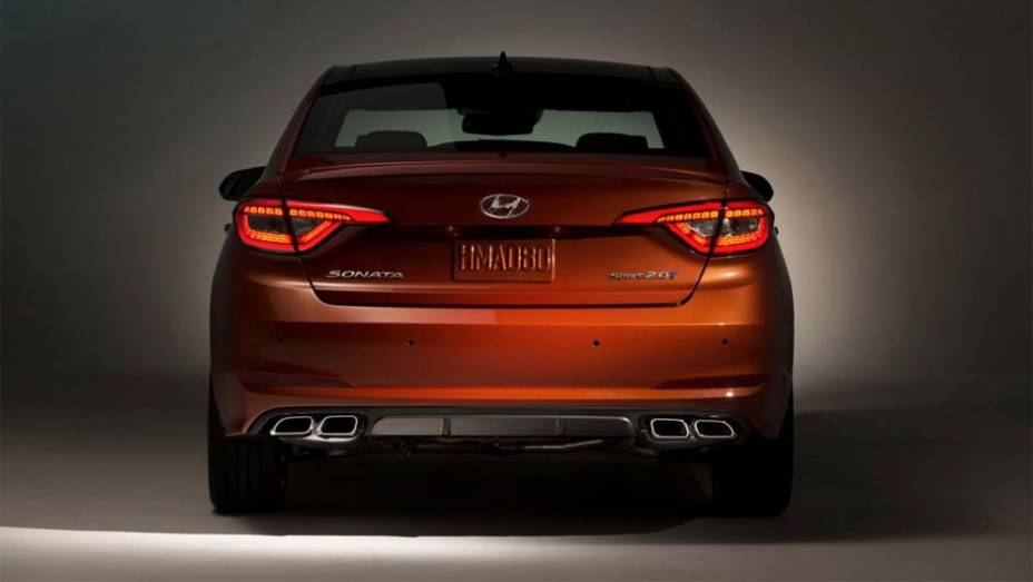 Versão Sport 2.0T tem um sistema de escape com quatro saídas e rodas de liga leve de 18 polegadas | <a href="https://gutenberg.quatrorodas.abril.com.br/noticias/saloes/new-york-2014/hyundai-revela-sonata-2015-nova-york-779988.shtml" rel="migration">Leia mais</a>