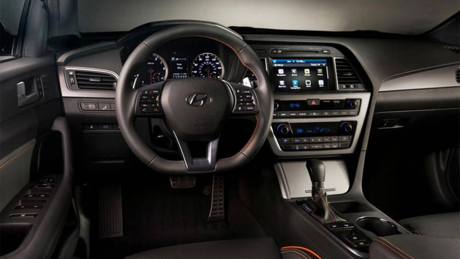 Seu interior é um pouco simples, mas vem muito bem equipado com ar condicionado e assentos de estofado premium | <a href="https://gutenberg.quatrorodas.abril.com.br/noticias/saloes/new-york-2014/hyundai-revela-sonata-2015-nova-york-779988.shtml" rel="migration">Leia mais</a>