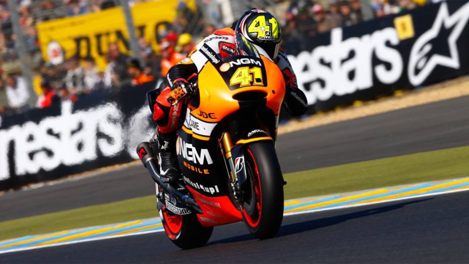 Aleix Espargaró ficou com o oitavo tempo | <a href="https://gutenberg.quatrorodas.abril.com.br/moto/noticias/motogp-marquez-pole-le-mans-783126.shtml" rel="migration">Leia mais</a>