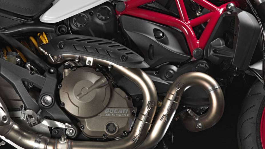 Detalhe do motor Testastretta 11° | <a href="https://gutenberg.quatrorodas.abril.com.br/moto/noticias/ducati-revela-monster-821-2014-784507.shtml" rel="migration">Leia mais</a>