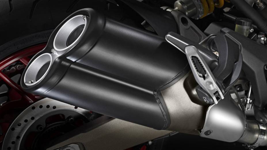 Detalhe do escape duplo | <a href="https://gutenberg.quatrorodas.abril.com.br/moto/noticias/ducati-revela-monster-821-2014-784507.shtml" rel="migration">Leia mais</a>