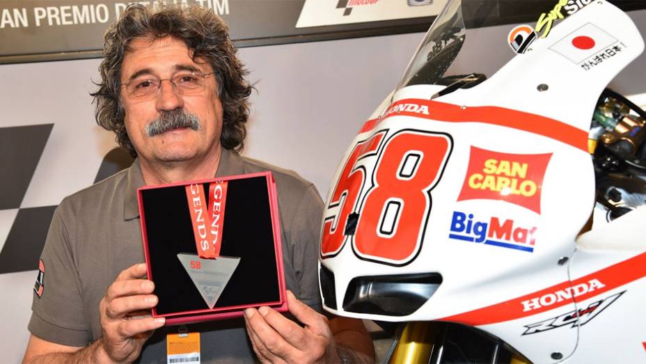 Paolo Simoncelli, pai de Marco, recebeu as homenagens | <a href="https://gutenberg.quatrorodas.abril.com.br/moto/noticias/motogp-marquez-lidera-treinos-mugello-784616.shtml" rel="migration">Leia mais</a>