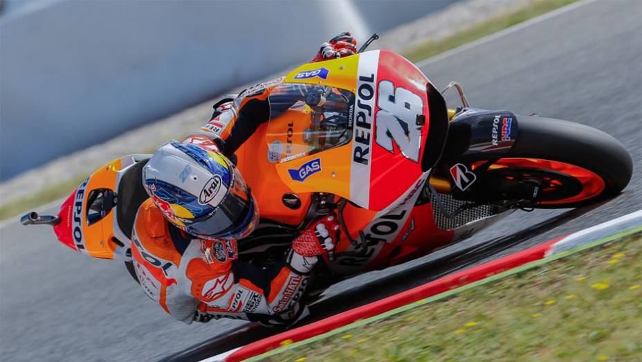 Dani Pedrosa acabou tocando em Márquez no final e cruzou a linha de chegada em terceiro | <a href="https://gutenberg.quatrorodas.abril.com.br/moto/noticias/motogp-marquez-vence-corrida-emocionante-barcelona-786084.shtml" rel="migration">Leia mais</a>