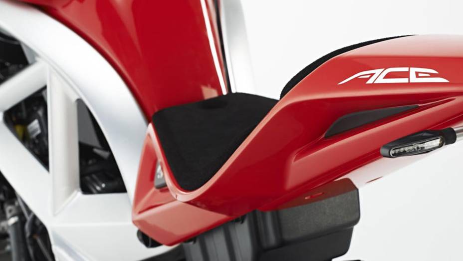 Destaque do assento da versão naked da Ariel Ace 2015 | <a href="https://gutenberg.quatrorodas.abril.com.br/moto/noticias/ariel-retorna-ao-mundo-duas-rodas-ace-2015-787267.shtml" rel="migration">Leia mais</a>