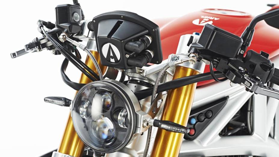 Detalhe da dianteira da Ariel Ace 2015 versão naked | <a href="https://gutenberg.quatrorodas.abril.com.br/moto/noticias/ariel-retorna-ao-mundo-duas-rodas-ace-2015-787267.shtml" rel="migration">Leia mais</a>