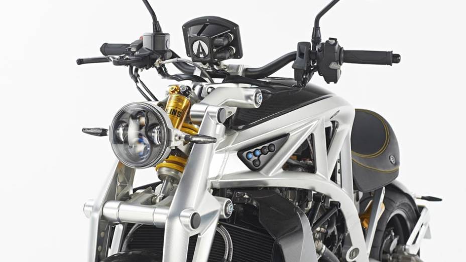 Detalhe da dianteira da Ariel Ace 2015 versão custom | <a href="https://gutenberg.quatrorodas.abril.com.br/moto/noticias/ariel-retorna-ao-mundo-duas-rodas-ace-2015-787267.shtml" rel="migration">Leia mais</a>