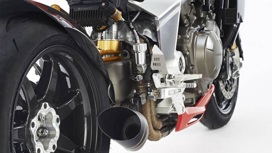 Moto conta com suspensões Öhlins, pinças de freio Nissin, para-lama e tanque em fibra de carbono, painel de instrumentos de competição, assento estofado em Alcantara e pneus Dunlop de alto desempenho | <a href="https://gutenberg.quatrorodas.abril.com.br/moto/noticia" rel="migration"></a>