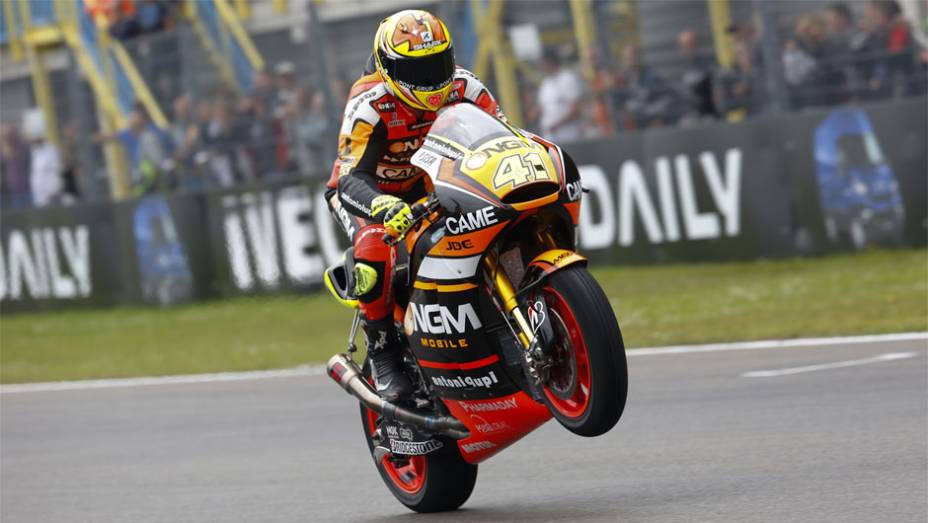 Aleix Espargaró conquistou sua primeira pole da carreira na MotoGP na Holanda | <a href="https://gutenberg.quatrorodas.abril.com.br/moto/noticias/motogp-aleix-espargaro-garante-pole-holanda-787487.shtml" rel="migration">Leia mais</a>