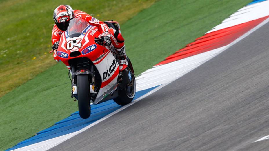 Andrea Dovizioso aparece em sétimo no grid de largada | <a href="https://gutenberg.quatrorodas.abril.com.br/moto/noticias/motogp-aleix-espargaro-garante-pole-holanda-787487.shtml" rel="migration">Leia mais</a>