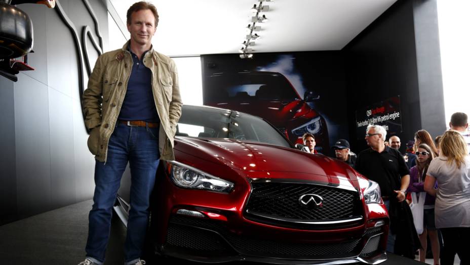 Uma das tarefas de Horner foi mostrar aos visitantes o Infiniti Q50 Eau Rouge | <a href="https://gutenberg.quatrorodas.abril.com.br/galerias/especiais/festival-goodwood-2014-parte-1-787499.shtml" rel="migration">Parte 1</a>