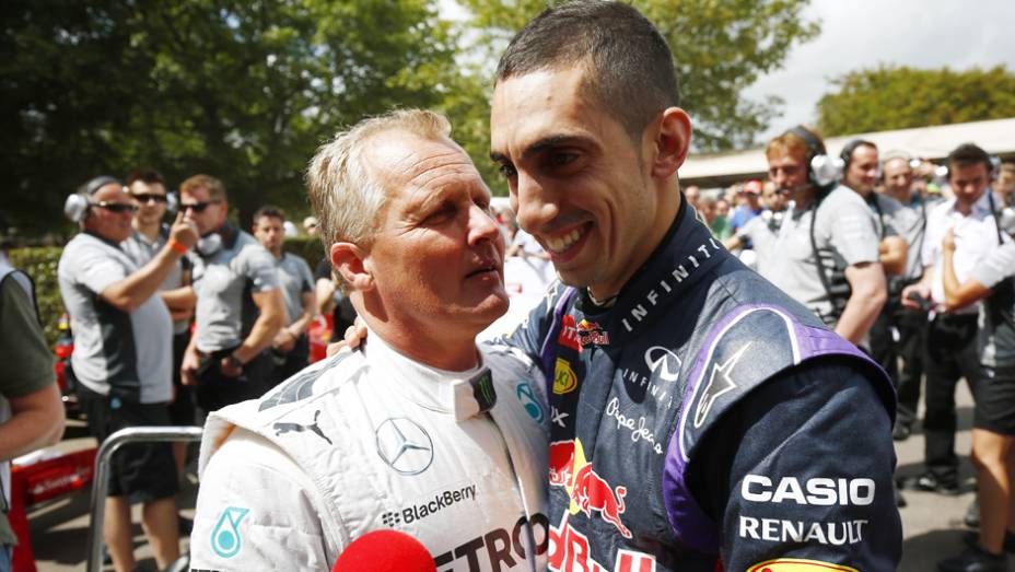 Encontro de gerações: o veteraníssimo Johnny Herbert com o ainda jovem Sébastien Buemi | <a href="https://gutenberg.quatrorodas.abril.com.br/galerias/especiais/festival-goodwood-2014-parte-1-787499.shtml" rel="migration">Parte 1</a>