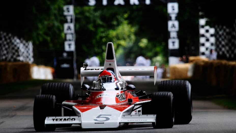 Nunca é demais mostrar a bela McLaren M23, mais uma vez conduzida por Emerson Fittipaldi | <a href="https://gutenberg.quatrorodas.abril.com.br/galerias/especiais/festival-goodwood-2014-parte-1-787499.shtml" rel="migration">Parte 1</a>