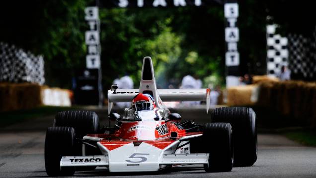 Nunca é demais mostrar a bela McLaren M23, mais uma vez conduzida por Emerson Fittipaldi | <a href="https://gutenberg.quatrorodas.abril.com.br/galerias/especiais/festival-goodwood-2014-parte-1-787499.shtml" rel="migration">Parte 1</a> Nunca é demais mostrar a bela McLaren M23, mais uma vez conduzida por Emerson Fittipaldi | <a href="https://gutenberg.quatrorodas.abril.com.br/galerias/especiais/festival-goodwood-2014-parte-1-787499.shtml" rel="migration">Parte 1</a>