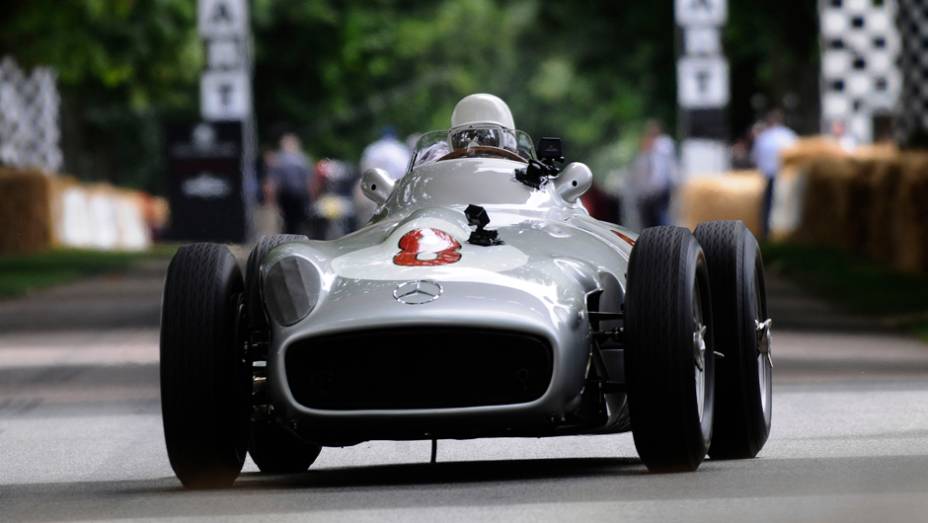 O mesmo se aplica à Mercedes W196 guiada pelo sir Stirling Moss | <a href="https://gutenberg.quatrorodas.abril.com.br/galerias/especiais/festival-goodwood-2014-parte-1-787499.shtml" rel="migration">Parte 1</a>