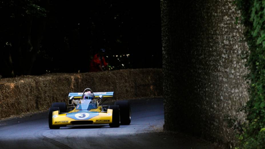 Aqui, um Surtees-Hart TS15, com Sam Bird ao volante | <a href="https://gutenberg.quatrorodas.abril.com.br/galerias/especiais/festival-goodwood-2014-parte-1-787499.shtml" rel="migration">Parte 1</a>