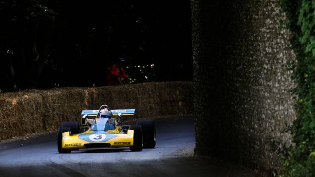 Aqui, um Surtees-Hart TS15, com Sam Bird ao volante | <a href="https://gutenberg.quatrorodas.abril.com.br/galerias/especiais/festival-goodwood-2014-parte-1-787499.shtml" rel="migration">Parte 1</a> Aqui, um Surtees-Hart TS15, com Sam Bird ao volante | <a href="https://gutenberg.quatrorodas.abril.com.br/galerias/especiais/festival-goodwood-2014-parte-1-787499.shtml" rel="migration">Parte 1</a>