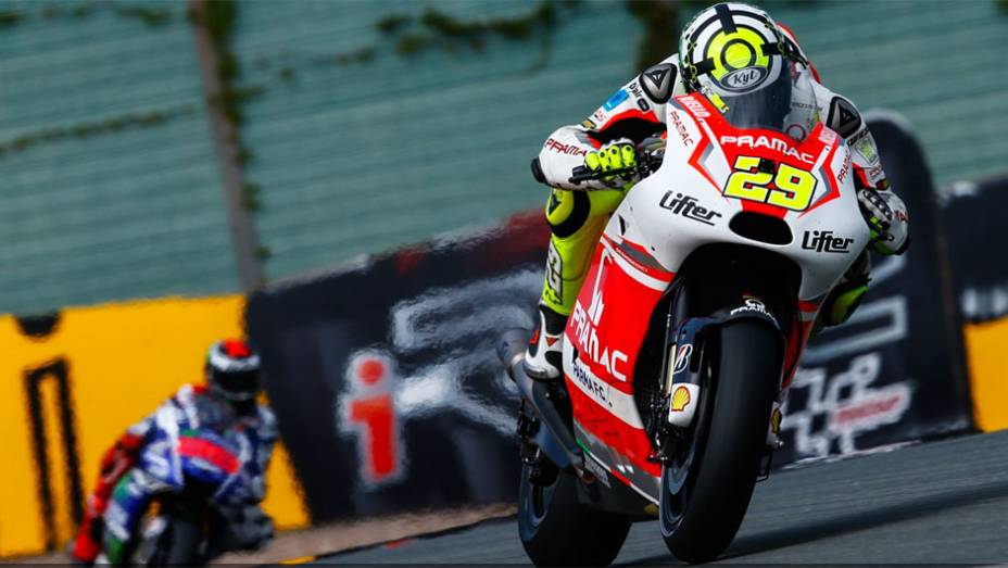 Andrea Iannone | <a href="https://gutenberg.quatrorodas.abril.com.br/moto/noticias/motogp-espargaro-mais-rapido-alemanha-790638.shtml" rel="migration">Leia mais</a>