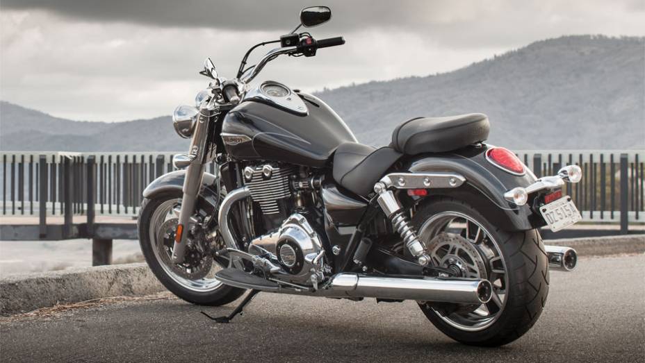 A motocicleta apresenta visual mais clássico, com mais elementos cromados, banco mais confortável e novo pneu mais largo na dianteira | <a href="https://gutenberg.quatrorodas.abril.com.br/moto/noticias/triumph-lanca-thunderbird-commander-brasil-791427.shtml" rel="migration">Leia ma</a>