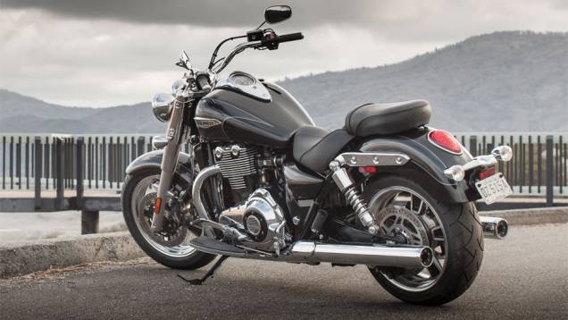 A motocicleta apresenta visual mais clássico, com mais elementos cromados, banco mais confortável e novo pneu mais largo na dianteira | <a href="https://gutenberg.quatrorodas.abril.com.br/moto/noticias/triumph-lanca-thunderbird-commander-brasil-791427.shtml" rel="migration">Leia ma</a> A motocicleta apresenta visual mais clássico, com mais elementos cromados, banco mais confortável e novo pneu mais largo na dianteira | <a href="https://gutenberg.quatrorodas.abril.com.br/moto/noticias/triumph-lanca-thunderbird-commander-brasil-791427.shtml" rel="migration">Leia ma</a>