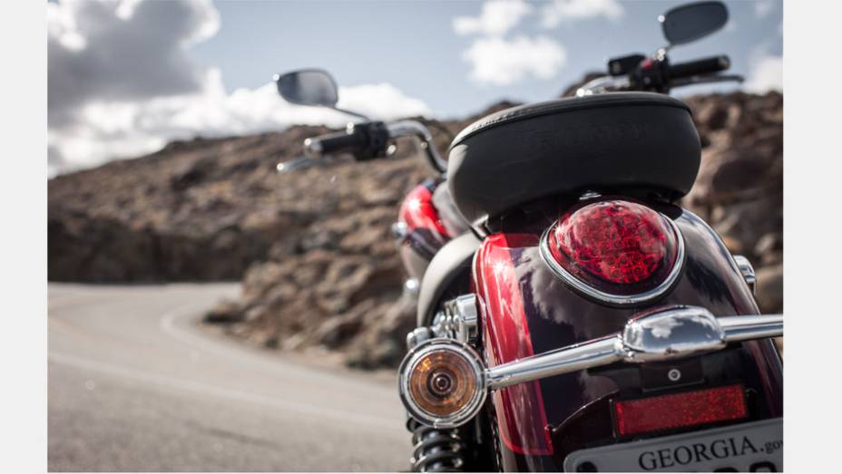 Detalhe da lanterna traseira e pisca em LED | <a href="https://gutenberg.quatrorodas.abril.com.br/moto/noticias/triumph-lanca-thunderbird-commander-brasil-791427.shtml" rel="migration">Leia mais</a>